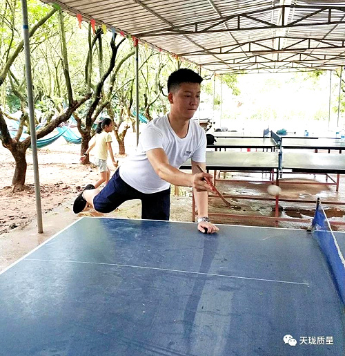 打乒乓球.jpg 打乒乓球.jpg